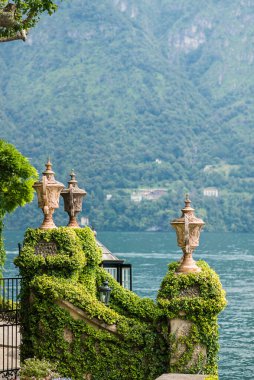 Villa Balbianello 'da. Como Gölü. İtalya - 19 Temmuz 2019: Villa del Balbianello Parkındaki Taş Vazolar. Como Gölü. İtalya.