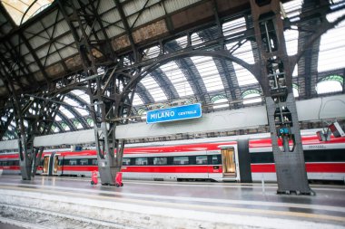 Milan mı? İtalya - 18 Temmuz 2019: Milan Merkez İstasyonu İç Görünümü. İstasyonun Adı Mavi İşaret.