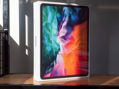 Penza. Rusya - 20 Ağustos 2020: Apple iPad Pro 2020. Çapraz 12.9 inç. Tahta bir rafta Tablet Bilgisayar.