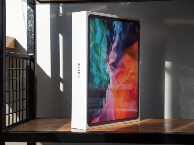 Penza. Rusya - 20 Ağustos 2020: Apple iPad Pro 2020. Çapraz 12.9 inç. Tahta bir rafta Tablet Bilgisayar.