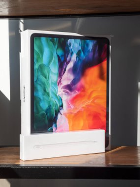 Penza. Rusya - 20 Ağustos 2020: Paketli Apple iPad Pro 2020 ve Apple kalem. Çapraz 12.9 inç. Tahta bir rafta Tablet Bilgisayar.