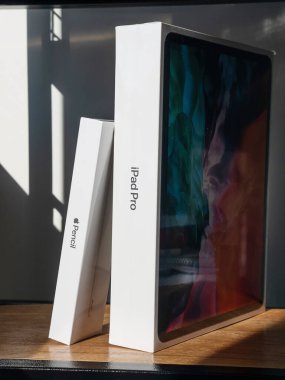 Penza. Rusya - 20 Ağustos 2020: Paketli Apple iPad Pro 2020 ve Apple kalem. Çapraz 12.9 inç. Tahta bir rafta Tablet Bilgisayar.