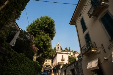 Bellagio. Como Gölü. İtalya - 19 Temmuz 2019: Bellagio 'daki Old Town. Bazilika di San Giacomo Kulesi.