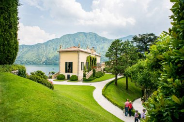 Villa Balbianello 'da. Como Gölü. İtalya - 19 Temmuz 2019: Como Gölü üzerindeki Villa del Balbianello 'nun Dışavurumları. İtalya.