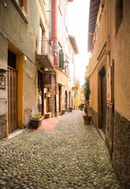 Bellagio. Como Gölü. İtalya - 20 Temmuz 2019: Bellagio 'daki İnanılmaz Eski Dar Sokak. Como Gölü, İtalya, Avrupa. Hediyelik eşya satan Picturesque Cobblestone Caddesi..