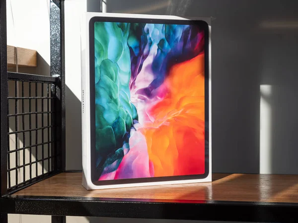 Penza. Rusya - 20 Ağustos 2020: Apple iPad Pro 2020. Çapraz 12.9 inç. Tahta bir rafta Tablet Bilgisayar.
