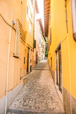 Bellagio 'daki eski Narrow Cobblestone Caddesi. İtalya. Avrupa. 