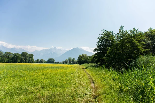 Vista Panorámica Del Paisaje Idílico Montaña Los Alpes Con Prados —  Fotos de Stock