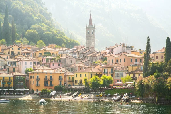 イタリアのコモ湖のカラフルな町バレンナの朝の眺め 黄色の建物と明るい建築 — ストック写真