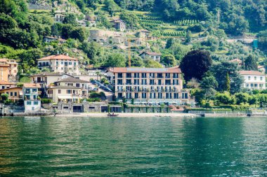 Como Gölü. İtalya - 21 Temmuz 2019: Como Gölü kıyısındaki oteller ve binalar.