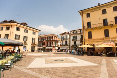 Menaggio. İtalya - 23 Temmuz 2019: Como Gölü 'ndeki Menaggio Tarihi Merkezi. Kafe, Restoranlar ve Hediyelik Eşya Dükkanları.