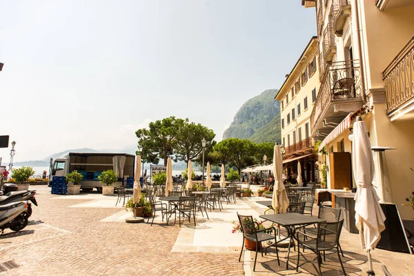 Menaggio. İtalya - 23 Temmuz 2019: Como Gölü 'ndeki Menaggio Merkezi Sokak Kafesi.