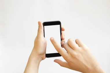 Beyaz arka plan üzerinde izole smartphone boş ekran dokunaklı el.