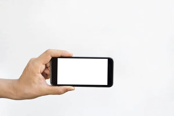 Beyaz arka planda izole edilmiş, boş ekranlı siyah akıllı telefonu tutan adam..