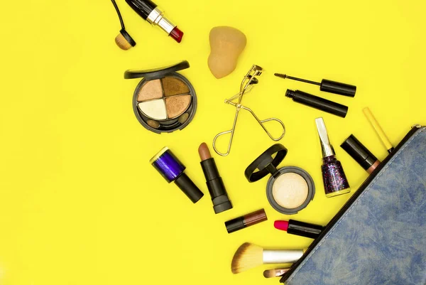 Sac Maquillage Avec Cosmétiques Sur Fond Jaune — Photo