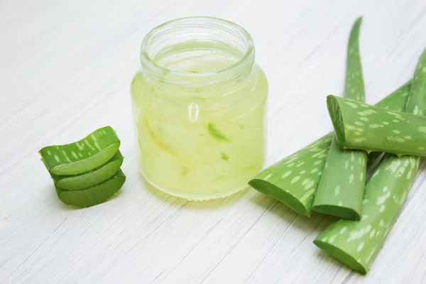 Aloe vera şeffaf özü ile taze yaprakları.
