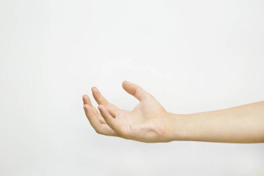 Beyaz arka plan üzerinde izole bir şey tutan erkek el.