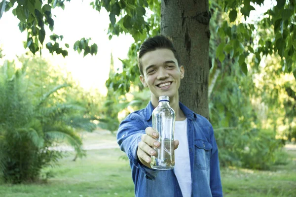 年轻的雄性在公园里拿着水瓶 — 图库照片