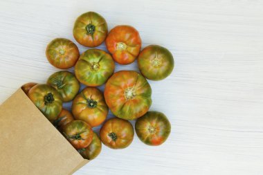 Bakkal çantası domates ile.