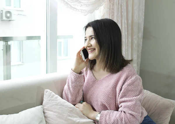 Joven Hermosa Mujer Hablando Por Teléfono Móvil Sofá — Foto de Stock
