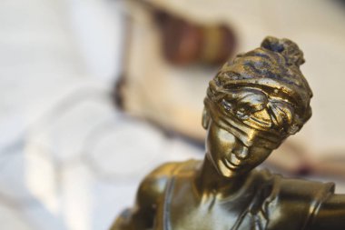 Adalet, Yargıç tokmak ve açık kitap heykeli.