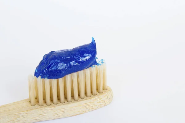 Houten Tandenborstel Met Tandpasta Geïsoleerd Een Witte Achtergrond — Stockfoto