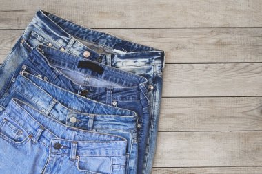 Ahşap zemin üzerine mavi jeans. Kot doku.