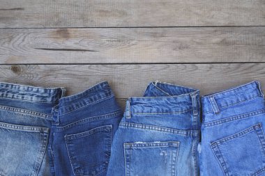 Ahşap zemin üzerine mavi jeans. Kot doku.