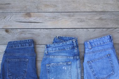 Ahşap zemin üzerine mavi jeans. Kot doku.