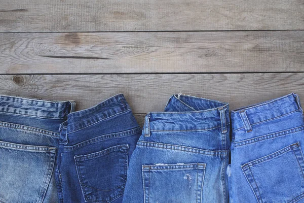 Ahşap zemin üzerine mavi jeans. Kot doku.