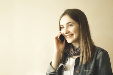 Bir cep telefonu ile konuşurken genç mutlu kadın.