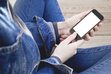 Kadın el Smartphone kullanarak. Yakın çekim.