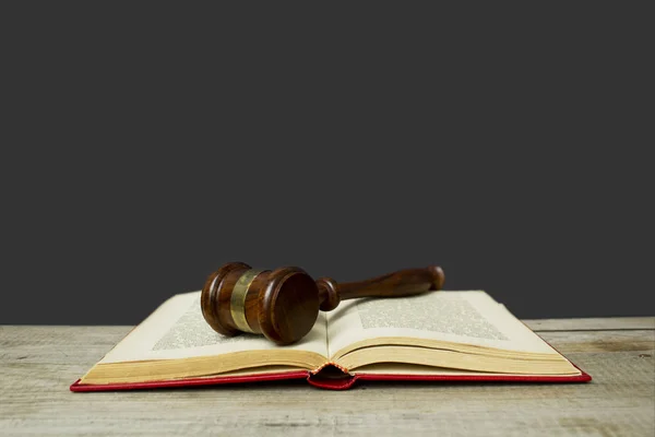 Yargıç gavel gizlim saklım, kopya alanı üzerinde.