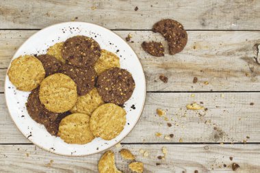 Ahşap arka plan çerezleri tabak.