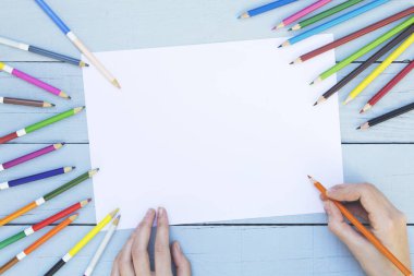 Kadın el boş kağıt üzerinde ahşap masa çizimi.