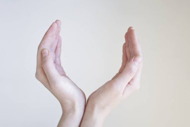 Beyaz arka plan üzerinde izole bir şey tutan eller.