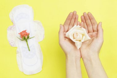 Sarı izole arka plan üzerinde hijyenik ped.