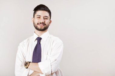 gri arka plan üzerinde işadamı portresi.