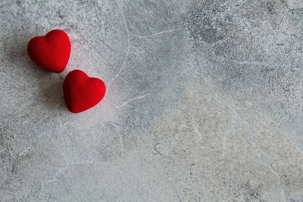 Gri arka planda kırmızı kalp şekilleri.