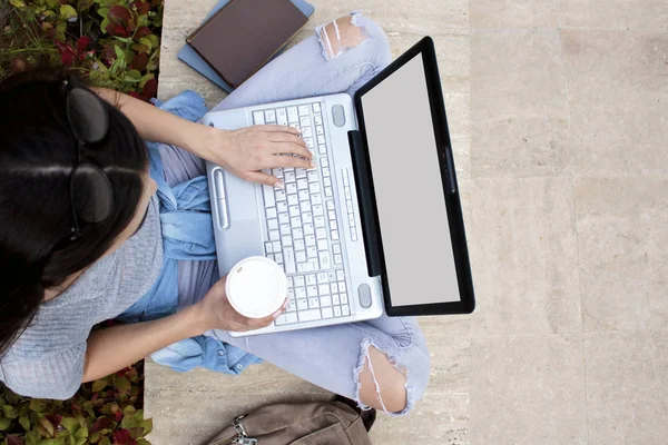 Joven Estudiante Femenino Usando Laptop Exteriores — Foto de Stock