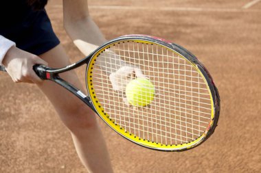 Sarayda tenis oynayan genç bir kadın..