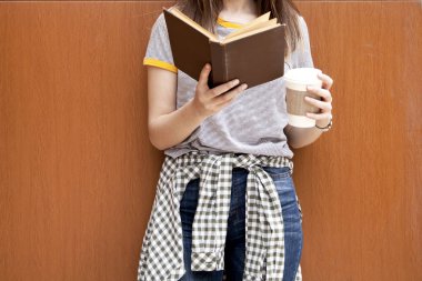 Dışarıda kitap okuyan genç bir kız öğrenci..