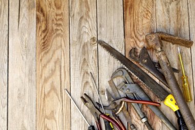 Ahşap arka plan üzerinde eski çalışma araçları.