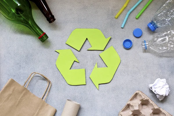 Símbolo Reciclagem Lixo Diferente Fundo Cinza Vista Superior — Fotografia de Stock