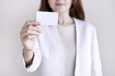 Kartviziti tutan iş kadını.