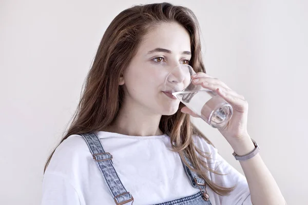 Joven Bebiendo Vaso Agua —  Fotos de Stock