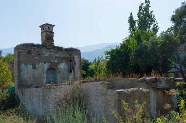 şömine ve baca olduğu gibi evin yıkıldı