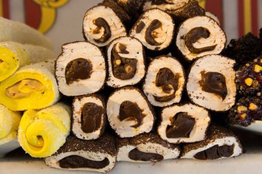 bir yığın çeşitli tatlar ve atıştırmalıklar ile Türk tatlar. 