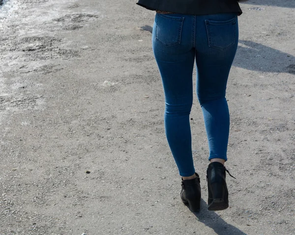 Mulher Está Andando Rua Vestido Jeans She Tem Uma Nádega — Fotografia de Stock