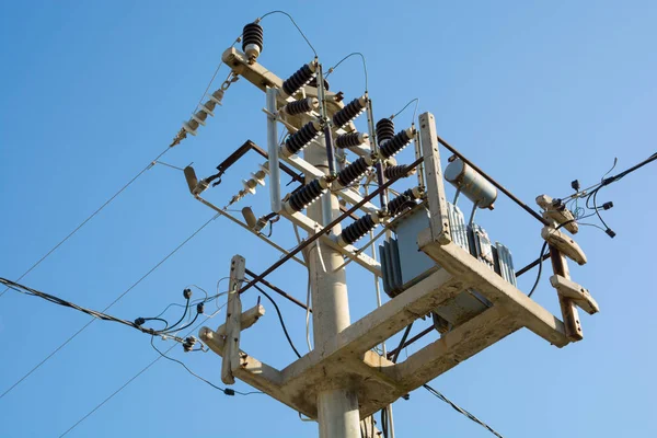 Küçük trafo elektrik kutup. Şehir, elektrik elektrik